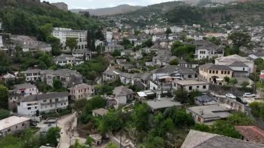 Saat kulesine sahip Cirokaster kalesi, Arnavutluk 'ta şilte mimari evler, Unesco Dünya Mirası Sitesi, antik kasaba. 4k UHD