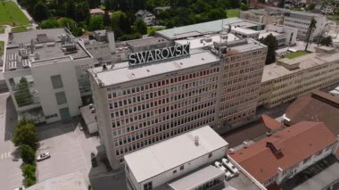 Wattens, Avusturya - 10 Temmuz 2023: Tyrolian sıradağlarının eteğindeki Swarovski Fabrikası. Alpler 'de hava aracı atışı. Yüksek kalite 4k görüntü