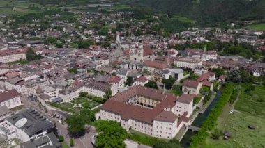 Brixen ya da Bressanone 'un hava aracı görüntüsü, Güney Tyrol, Bolzano, İtalya' da, yaz gününde. Yüksek kalite 4k görüntü