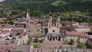 Brixen ya da Bressanone 'un hava aracı görüntüsü, Güney Tyrol, Bolzano, İtalya' da, yaz gününde. Yüksek kalite 4k görüntü