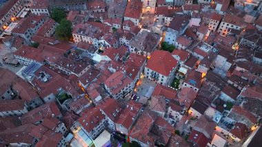 Karadağ 'ın Akdeniz kıyısındaki Boka Körfezi kıyısındaki Kotor Eski Kasabası. Avrupa 'da tatil ve turizm merkezi. Havadan. Yüksek kalite 4k görüntü