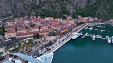Karadağ 'ın Akdeniz kıyısındaki Boka körfezindeki Kotor' da bir Büyük Gemi. Avrupa 'nın ünlü hedefi. Havadan. Havadan. Yüksek kalite 4k görüntü