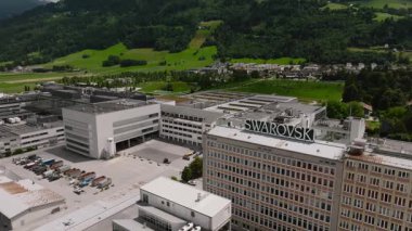 Wattens, Avusturya - 10 Temmuz 2023: Tyrolian sıradağlarının eteğindeki Swarovski Fabrikası. Alpler 'de hava aracı atışı. Yüksek kalite 4k görüntü