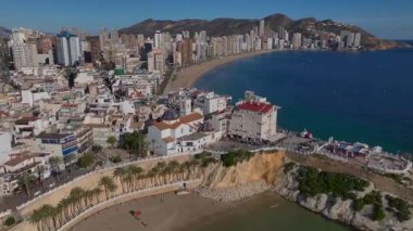 İspanya 'da Costa Blanca' da Benidorm şehri, Hava Aracı Atışı. Deniz kıyısındaki yüksek binalar, Playa de Levante. Yüksek kalite 4k görüntü