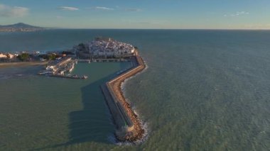 Peniscola 'nın güçlendirilmiş şehri, Castellon' da Costa del Azahar, İspanya 'da Valencia Topluluğu. Castillo de Peniscola, Espana. Yüksek kalite 4k görüntü