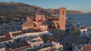 İspanya 'nın pitoresk bir Akdeniz kıyısındaki Altea şehri. Eski bir kilise Altea, Alicante, İspanya 'nın simgesidir. Yüksek kalite 4k görüntü