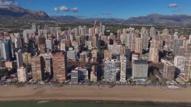 İspanya 'da Costa Blanca' da Benidorm şehri, Hava Aracı Atışı. Deniz kıyısındaki yüksek binalar, Playa de Levante. Yüksek kalite 4k görüntü