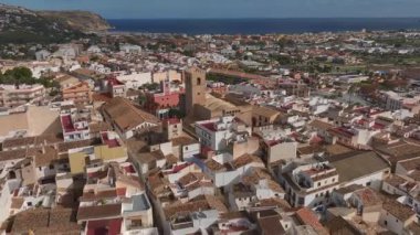 Şehir tarihi merkezi Javea - Xabia, Alicante. Parroquia de Sant Bertomeu. İspanya 'ya, Costa Blanca' ya. Yüksek kalite 4k görüntü