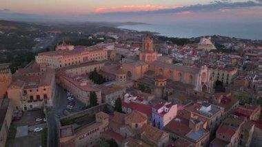 Tarragona Katedrali, Sunset Time 'da dramatik gökyüzü manzaralı hava manzarası. Sahil şehri Tarragona, Katalonya, İspanya. Yüksek kalite 4k görüntü