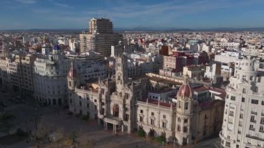 Valencia Merkez Meydanı, La Placa de LAjuntament, Havacılık. Valencia, İspanya 'daki Ayuntamiento Meydanı' ndaki belediye binası. Yüksek kalite 4k görüntü