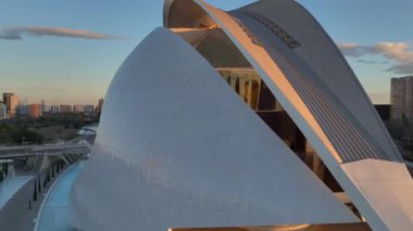 Kraliçe Sofya Sanat Sarayı, İspanya 'nın Valencia kentindeki Ciudad de las Artes y las Ciencias çevresinde günbatımında havadan hiperlapa. Yüksek kalite 4k görüntü