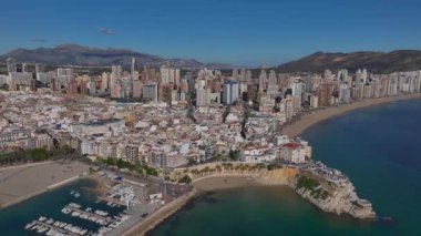 İspanya 'da Costa Blanca' da Benidorm şehri, Hava Aracı Atışı. Deniz kıyısındaki yüksek binalar, Playa de Levante. Yüksek kalite 4k görüntü