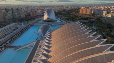 Kraliçe Sofya Sanat Sarayı, İspanya 'nın Valencia kentindeki Ciudad de las Artes y las Ciencias çevresinde günbatımında havadan hiperlapa. Yüksek kalite 4k görüntü