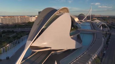 Kraliçe Sofya Sanat Sarayı, İspanya 'nın Valencia kentindeki Ciudad de las Artes y las Ciencias çevresinde günbatımında havadan hiperlapa. Yüksek kalite 4k görüntü