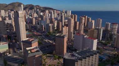 İspanya 'da Costa Blanca' da Benidorm şehri, Hava Aracı Atışı. Deniz kıyısındaki yüksek binalar, Playa de Levante. Yüksek kalite 4k görüntü