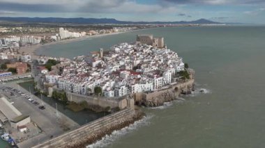 Peniscola 'nın güçlendirilmiş şehri, Castellon' da Costa del Azahar, İspanya 'da Valencia Topluluğu. Castillo de Peniscola, Espana. Yüksek kalite 4k görüntü