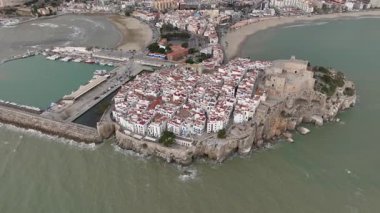 Peniscola 'nın güçlendirilmiş şehri, Castellon' da Costa del Azahar, İspanya 'da Valencia Topluluğu. Castillo de Peniscola, Espana. Yüksek kalite 4k görüntü