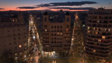 Valencia, İspanya 'da gece vakti aydınlatılmış tarihi şehir merkezi. Avrupa 'daki Sokaklar ve Altyapı' nın insansız hava aracı görüntüleri. Yüksek kalite 4k görüntü