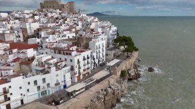 Peniscola 'nın güçlendirilmiş şehri, Castellon' da Costa del Azahar, İspanya 'da Valencia Topluluğu. Castillo de Peniscola, Espana. Yüksek kalite 4k görüntü