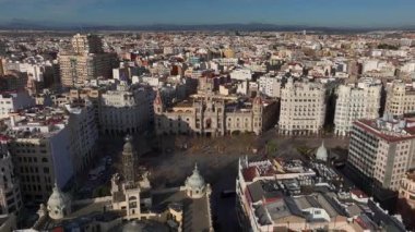 Valencia Merkez Meydanı, La Placa de LAjuntament, Havacılık. Valencia, İspanya 'daki Ayuntamiento Meydanı' ndaki belediye binası. Yüksek kalite 4k görüntü