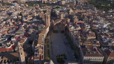 Valencia Merkez Meydanı, La Placa de LAjuntament, Havacılık. Valencia, İspanya 'daki Ayuntamiento Meydanı' ndaki belediye binası. Yüksek kalite 4k görüntü
