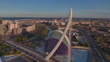 Kraliçe Sofya Sanat Sarayı, İspanya 'nın Valencia kentindeki Ciudad de las Artes y las Ciencias çevresinde günbatımında havadan hiperlapa. Yüksek kalite 4k görüntü