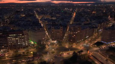 Valencia, İspanya 'da gece vakti aydınlatılmış tarihi şehir merkezi. Avrupa 'daki Sokaklar ve Altyapı' nın insansız hava aracı görüntüleri. Yüksek kalite 4k görüntü