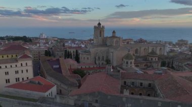 Tarragona Katedrali, Sunset Time 'da dramatik gökyüzü manzaralı hava manzarası. Sahil şehri Tarragona, Katalonya, İspanya. Yüksek kalite 4k görüntü