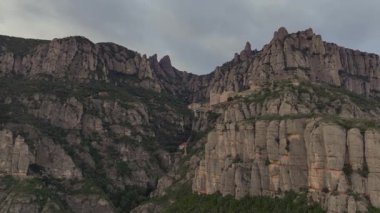 Montserrat Manastırı, Katalonya, İspanya. Santa Maria de Montserrat, Barcelona yakınlarındaki bir Benedictine manastırı. Yüksek kalite 4k görüntü