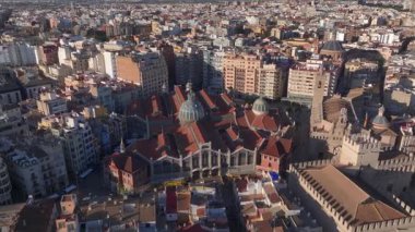 Valencia Eski Kasabası, Hava Aracı Merkez Market 'in şafağında İspanya' nın Mercat Central de Valencia şehrinde vuruldu. Yüksek kalite 4k görüntü