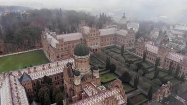 Bulutlu bir kış gününde Chernivtsi Ulusal Üniversitesi. Bukovina, Ukrayna ve Avrupa 'nın bir anıtı. Hava Aracı Atışı. Yüksek kalite 4k görüntü