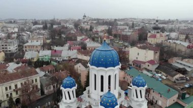 St. Nicholas Katedrali 'nin çarpık kubbelerinin hava aracı görüntüleri, nam-ı diğer Çernovtsi, Ukrayna' daki Sarhoş Kilisesi. Yüksek kalite 4k görüntü