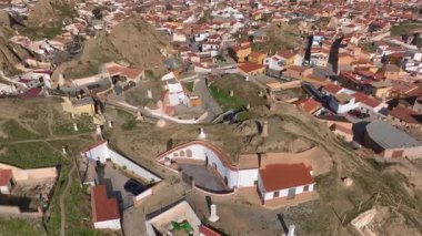 Tarihsel ve ortaçağ şehri Guadix 'in Cave Dwellings ve Cathedral' deki insansız hava aracı görüntüleri. Guadix, Granada, İspanya. Yüksek kalite 4k görüntü