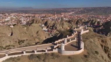 Tarihsel ve ortaçağ şehri Guadix 'in Cave Dwellings ve Cathedral' deki insansız hava aracı görüntüleri. Guadix, Granada, İspanya. Yüksek kalite 4k görüntü
