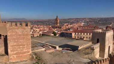 Tarihsel ve ortaçağ şehri Guadix 'in Cave Dwellings ve Cathedral' deki insansız hava aracı görüntüleri. Guadix, Granada, İspanya. Yüksek kalite 4k görüntü