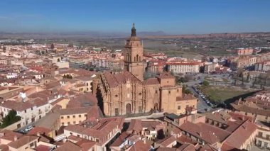Guadix Katedrali ve eski kasabanın hava manzarası, Granada, Endülüs, İspanya 'da Sierra Nevada' da karla kaplandı. Yüksek kalite 4k görüntü