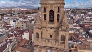 Murcia, İspanya 'daki Katedral' in ve Eski Şehir 'in sokaklarının insansız hava aracı görüntüleri. Murcia Eyaletinin başkenti. Yüksek kalite 4k görüntü