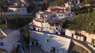 Sacromonte Bölgesi, Granada, İspanya. Geleneksel Beyaz Mağara Evleri 'nin Sunset Light' taki hava aracı görüntüleri. Yüksek kalite 4k görüntü