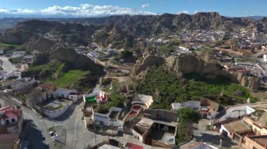 Guadix Mağara Evleri, Dewlling Troglodyte Şehri. İspanya 'nın Granada dağlarındaki tarih öncesi mağara havası. Yüksek kalite 4k görüntü