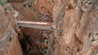 Garganta Gorge, del Chorro ve Caminito del Rey, İspanya. Dar bir geçitte bir köprünün havadan çekilmiş görüntüsü. Aşağıda bir nehir akıyor. Yüksek kalite 4k görüntü