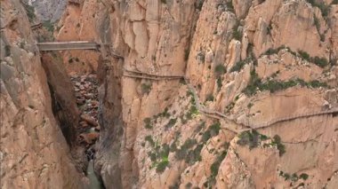 Garganta Gorge, del Chorro ve Caminito del Rey, İspanya. Dar bir geçitte bir köprünün havadan çekilmiş görüntüsü. Aşağıda bir nehir akıyor. Yüksek kalite 4k görüntü