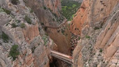 Garganta Gorge, del Chorro ve Caminito del Rey, İspanya. Dar bir geçitte bir köprünün havadan çekilmiş görüntüsü. Aşağıda bir nehir akıyor. Yüksek kalite 4k görüntü