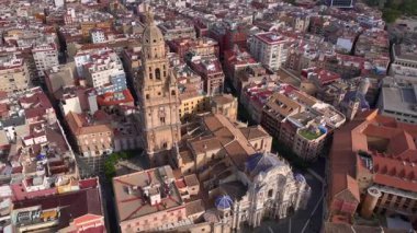 Murcia, İspanya 'daki Katedral' in ve Eski Şehir 'in sokaklarının insansız hava aracı görüntüleri. Murcia Eyaletinin başkenti. Yüksek kalite 4k görüntü