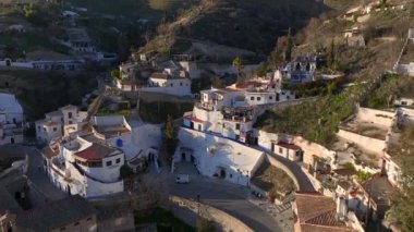 Sacromonte Bölgesi, Granada, İspanya. Geleneksel Beyaz Mağara Evleri 'nin Sunset Light' taki hava aracı görüntüleri. Yüksek kalite 4k görüntü