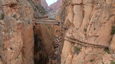 Garganta Gorge, del Chorro ve Caminito del Rey, İspanya. Dar bir geçitte bir köprünün havadan çekilmiş görüntüsü. Aşağıda bir nehir akıyor. Yüksek kalite 4k görüntü