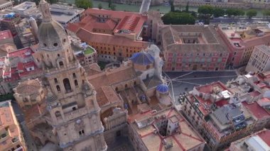 Murcia, İspanya 'daki Katedral' in ve Eski Şehir 'in sokaklarının insansız hava aracı görüntüleri. Murcia Eyaletinin başkenti. Yüksek kalite 4k görüntü