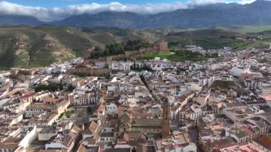 Antequera, Endülüs, İspanya Alcazaba Kalesi 'nin havadan görünüşü. Kilise ve büyük bir kale, yukarıdan manzara. Yüksek kalite 4k görüntü