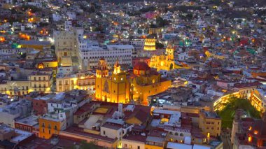 Guanajuato City, Meksika, akşam karanlığında tarihi binaların havadan görünüşü. Templo de San Felipe Neri 'ye yakın. İHA Çekimi.