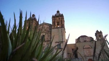 Templo de Santo Domingo de Guzman 'ın Kaypak' ı Oaxaca 'da, Şafak sabahı titreşimli çekimi. 4k