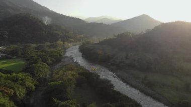 Taze Dağ Nehri, Meksika 'nın San Luis Potosi kentindeki Sunset' te yemyeşil bir tropikal ormandan akıyor. Orman Havalimanı. Yüksek kalite 4k görüntü